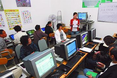 女大学生开办培训班 专教老人学电脑
